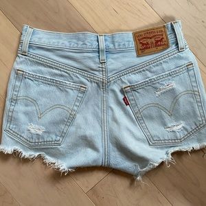 levi’s 501 light wash jean shorts 23 / 24